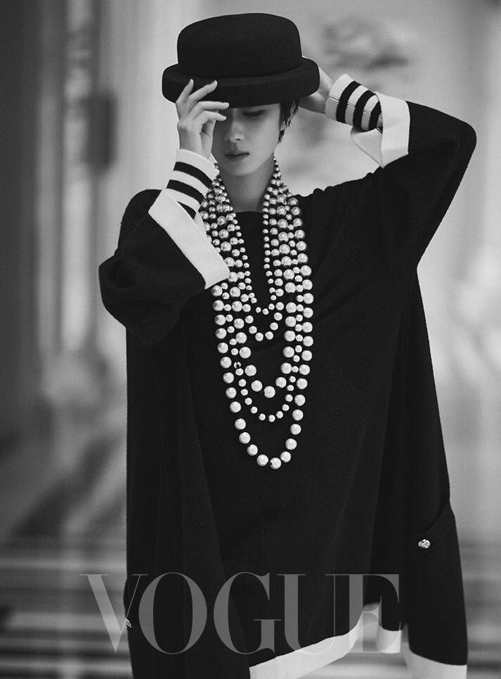 桂纶镁受邀登上Vogue8月刊封面[5]