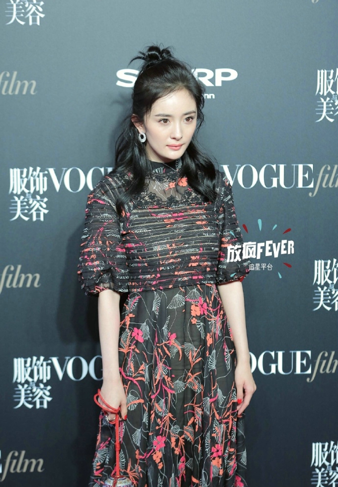 杨幂出席VogueFilm首映派对红毯优雅时尚复古文艺气息美丽极了[3]