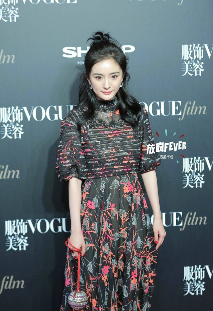 杨幂出席VogueFilm首映派对红毯优雅时尚复古文艺气息美丽极了[7]