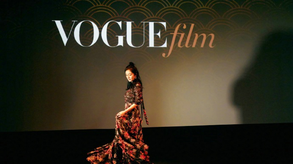 杨幂出席VogueFilm首映派对红毯优雅时尚复古文艺气息美丽极了[9]