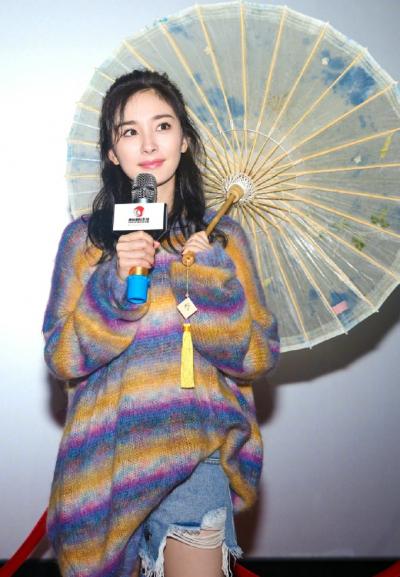 杨幂杭州路演 身着彩色毛衣搭配牛仔短裤 温婉可人光彩夺目