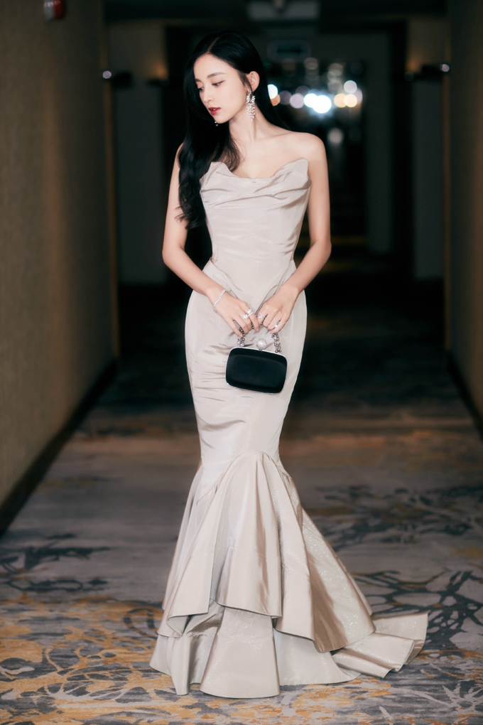 古力娜扎芭莎珠宝晚宴红毯照写真[4]