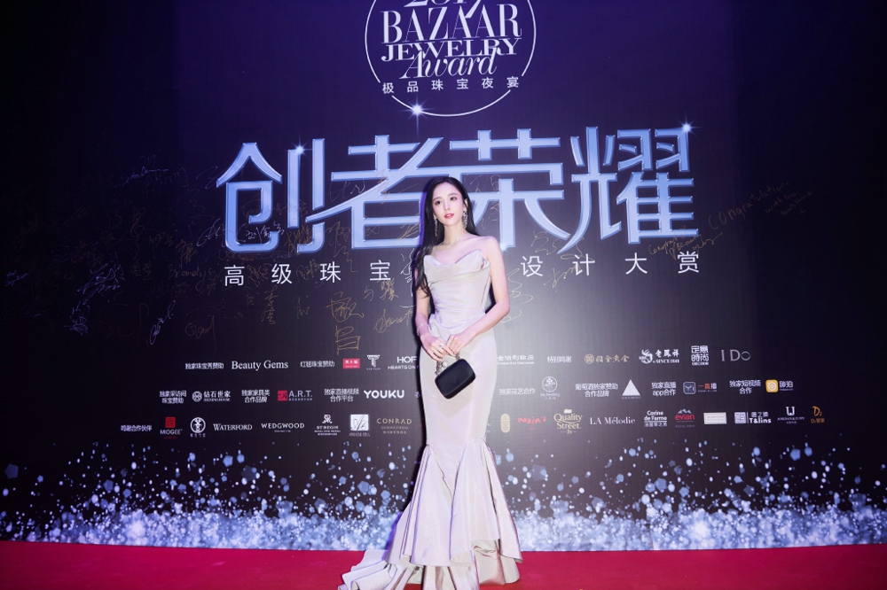 古力娜扎芭莎珠宝晚宴红毯照写真[6]