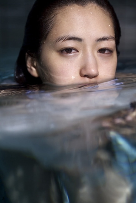 日本性感女星绫濑遥写真 轻纱海中畅游似美人鱼[3]