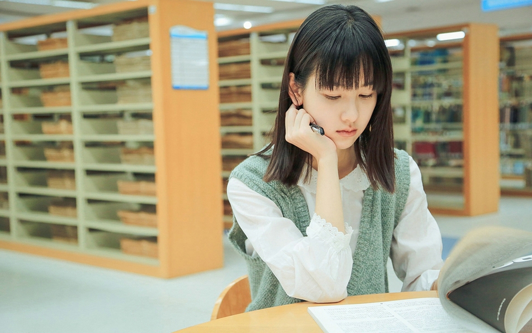 清纯学生妹陈都灵图书馆清新俏皮可爱唯美迷人写真[3]